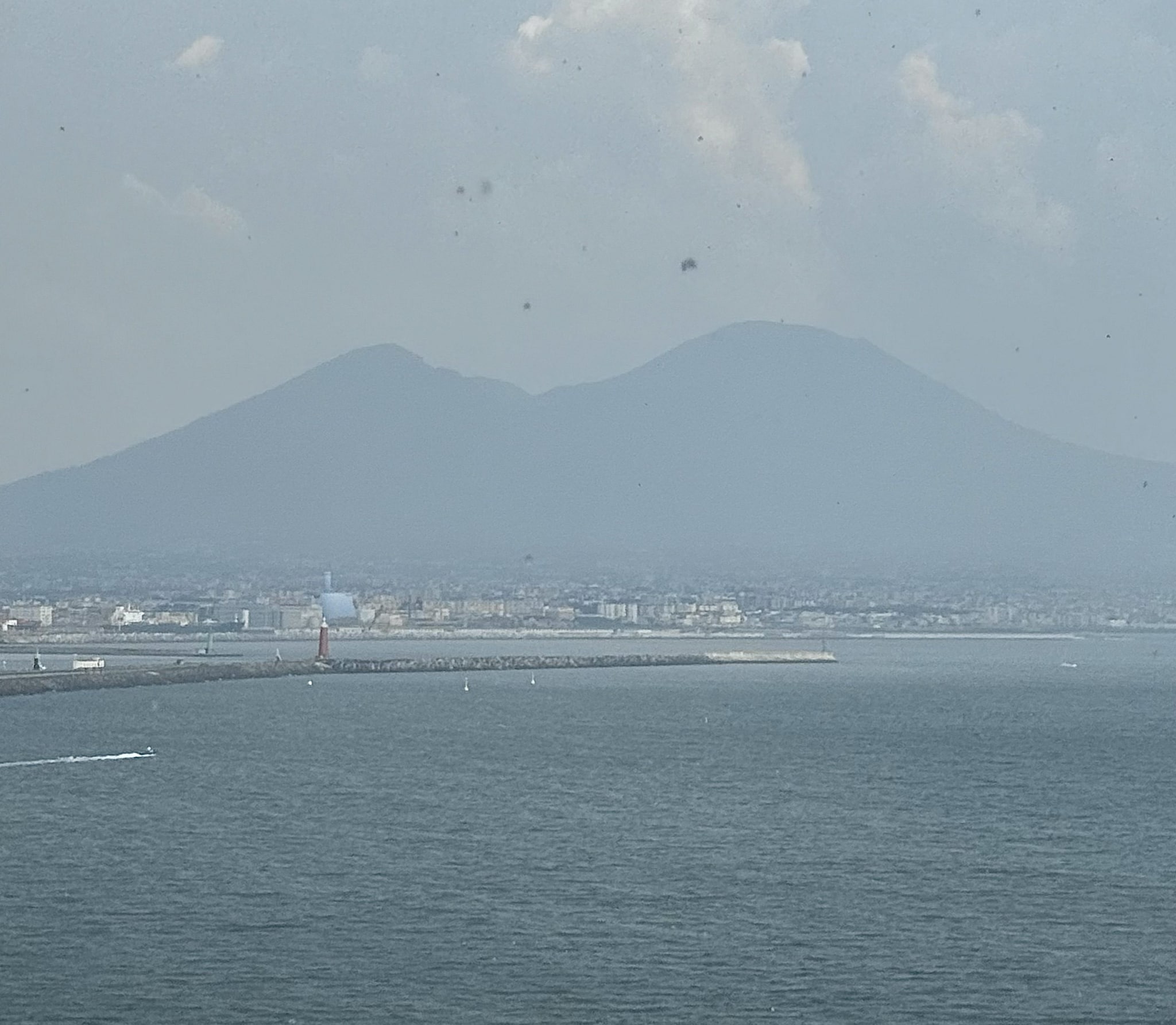 Il Vesuvio durante la grandinata di oggi, 12 agosto