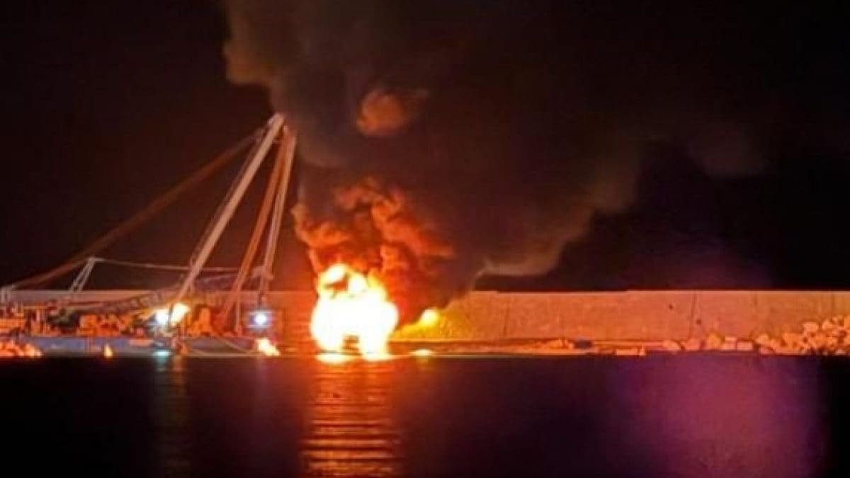 L’incendio dello yacht nel porto di Sapri