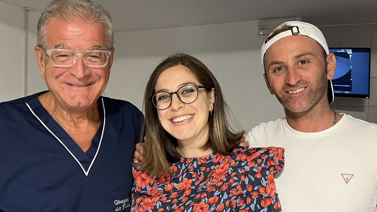 Agnese (al centro), il marito Saverio (a destra) e il dottor Raffaele Petta (a sinistra) / Foto Clinica Villa del Sole