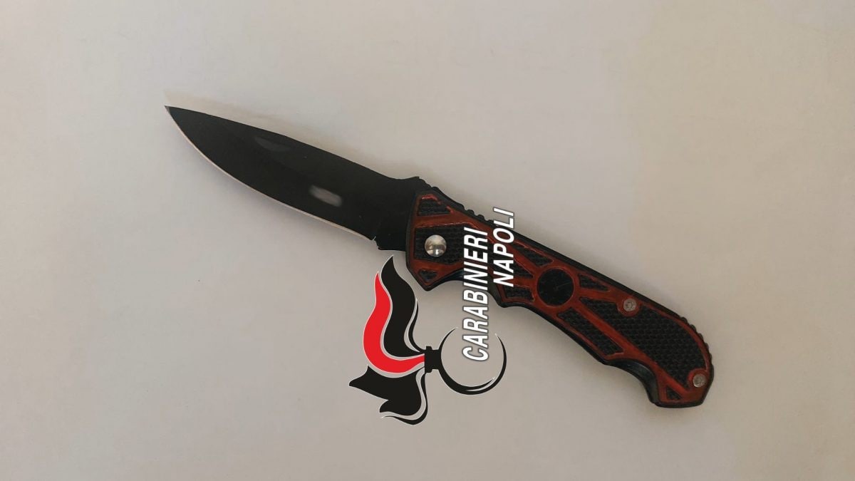 Il coltello a serramanico sequestrato dai carabinieri