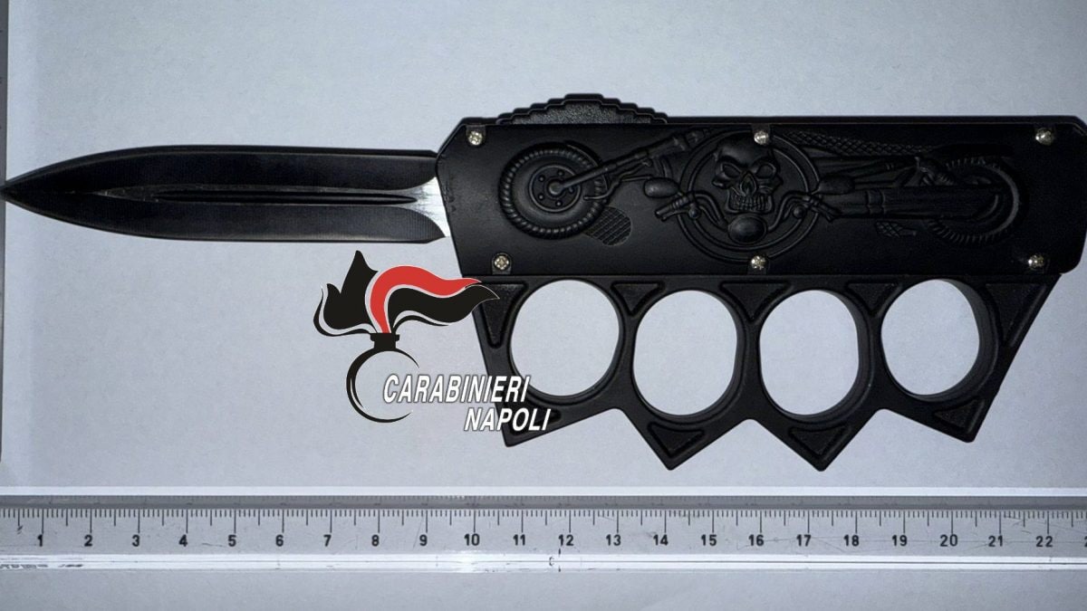 Il tirapugni con lama sequestrato dai carabinieri