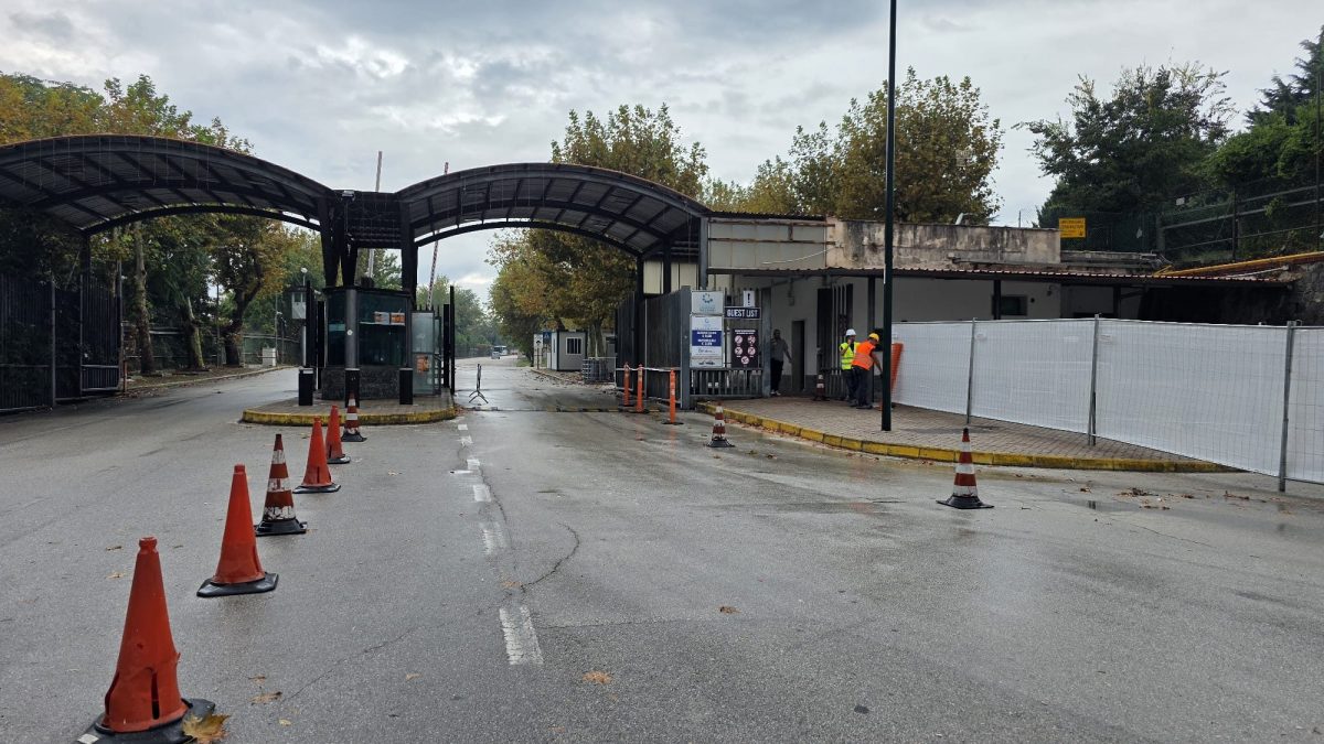 L’ingresso del "Parco San Laise", l’ex base Nato di Bagnoli, a Napoli