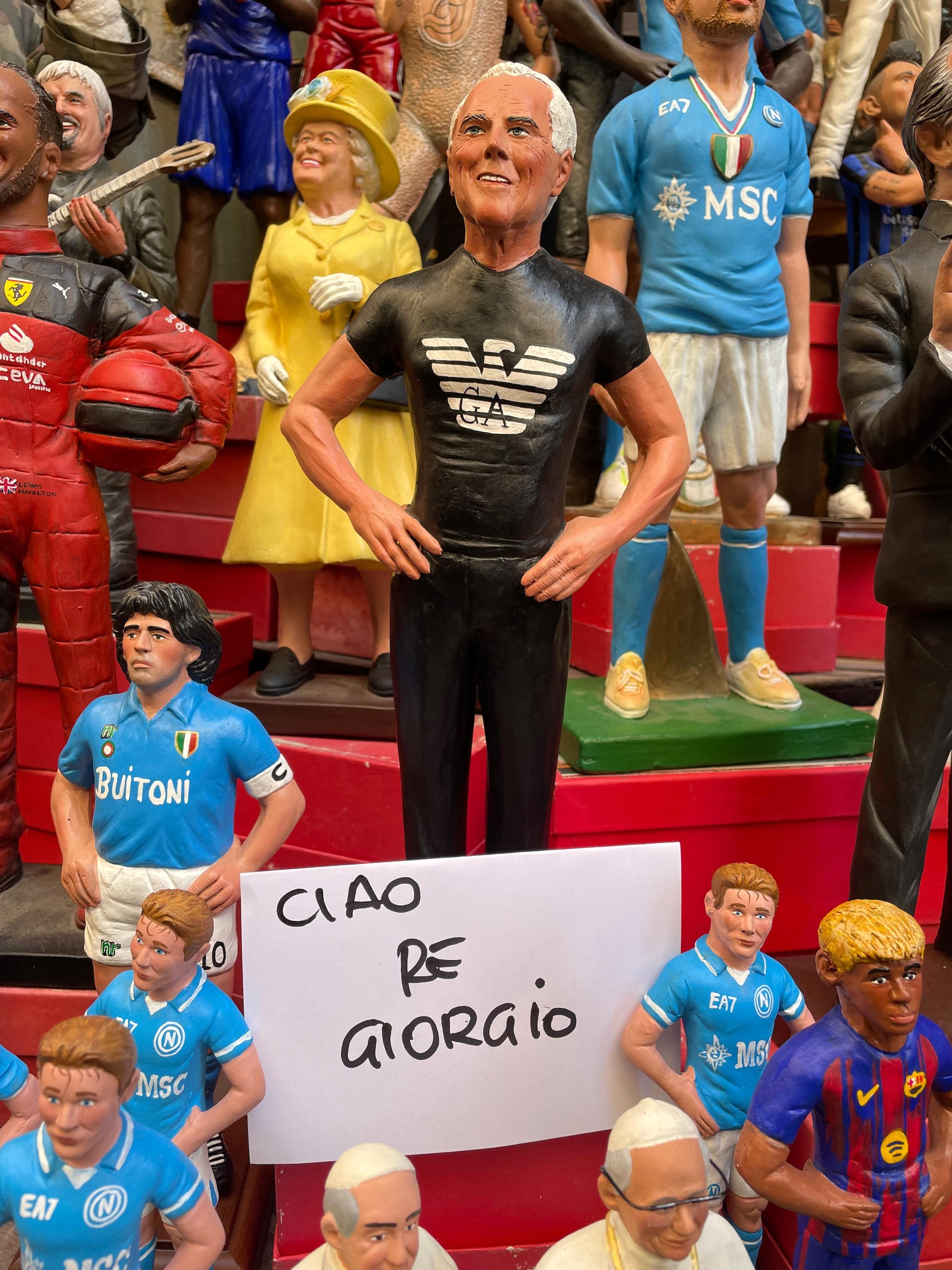 La statua di Giorgio Armani nella bottega del maestro Di Virgilio