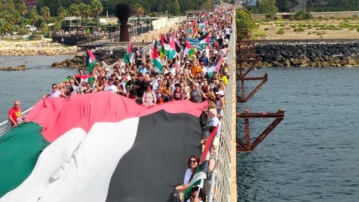 Persone in marcia sul Pontile di Bagnoli. Foto di Rosario Andreozzi / Facebook