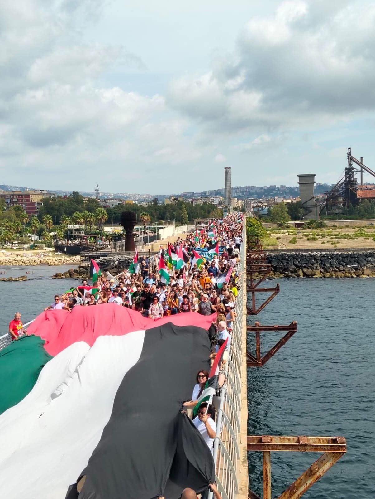 Napoletani in marcia sul Pontile di Bagnoli in favore della Palestina. Foto di Rosario Andreozzi / Facebook