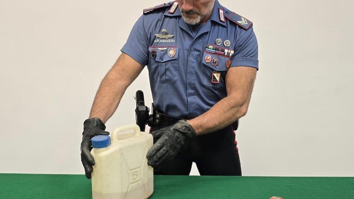 La tanica recuperata dai carabinieri