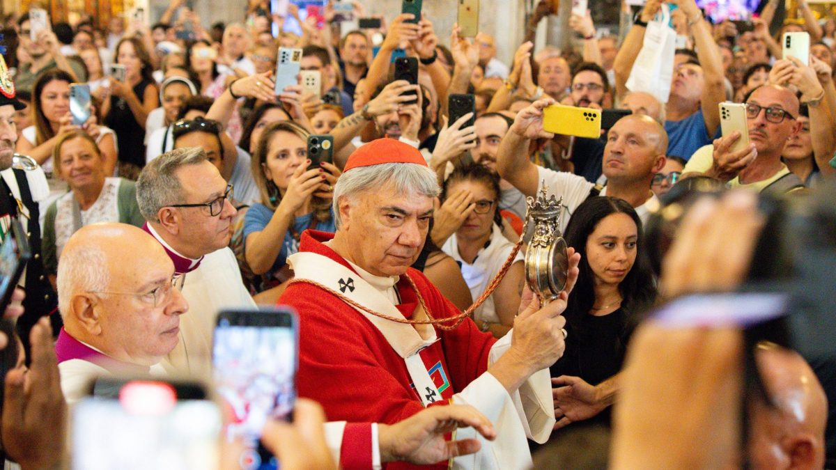 Il cardinale Battaglia tra la folla con l’ampolla di San Gennaro