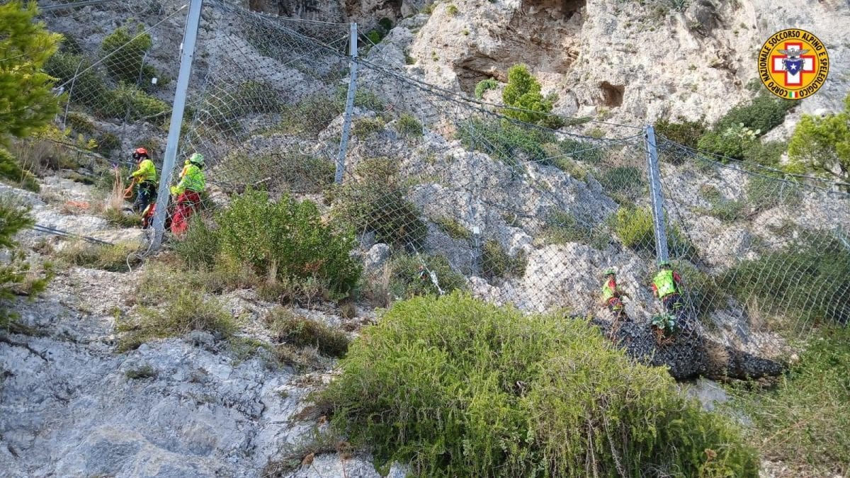 I soccorsi per l’uomo caduto nel dirupo in zona punta Cannone, a Capri (Napoli)