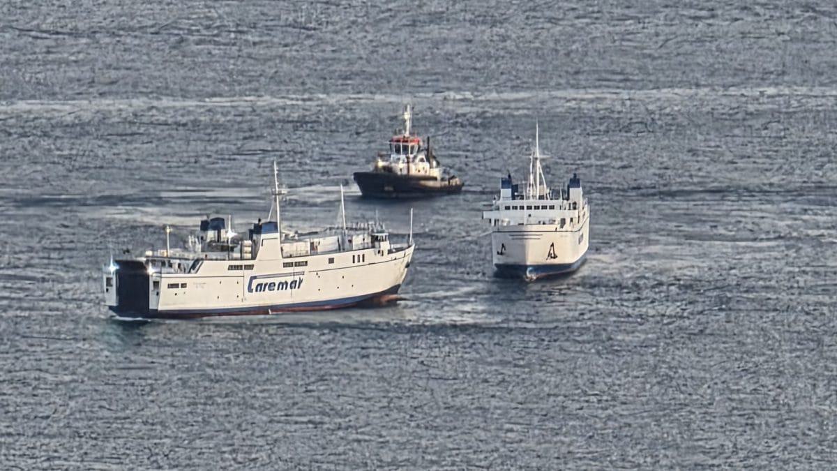 La nave bloccata in mare a Napoli