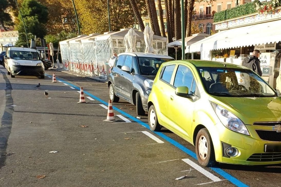 Si schianta con la moto contro le auto in sosta agli chalet di ...