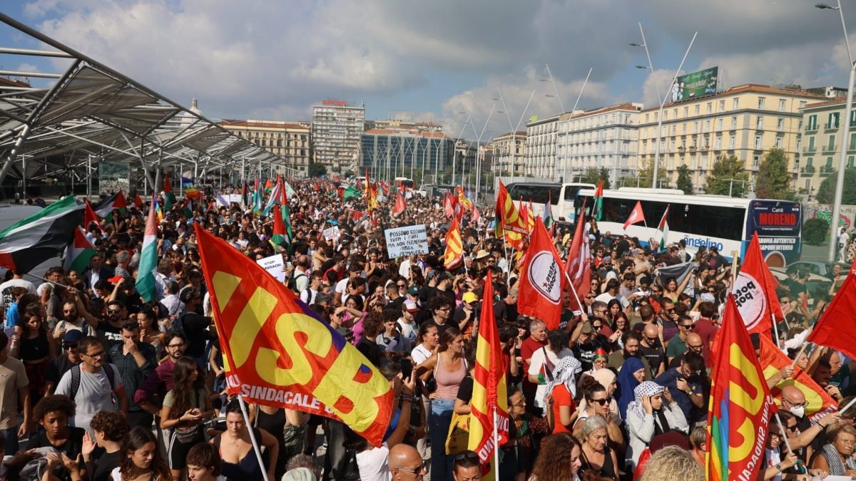 La gente radunata in piazza Garibaldi a Napoli