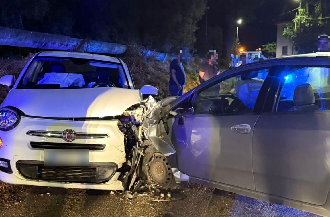 Scontro frontale tra auto, feriti un 19enne e una 40enne: ricoverati in ...