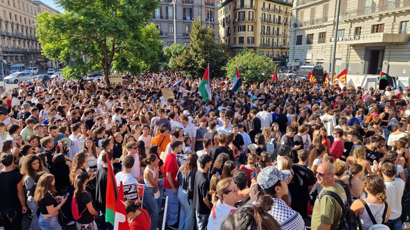Il corteo per Gaza in piazza Mancini, attigua alla zona della stazione centrale
