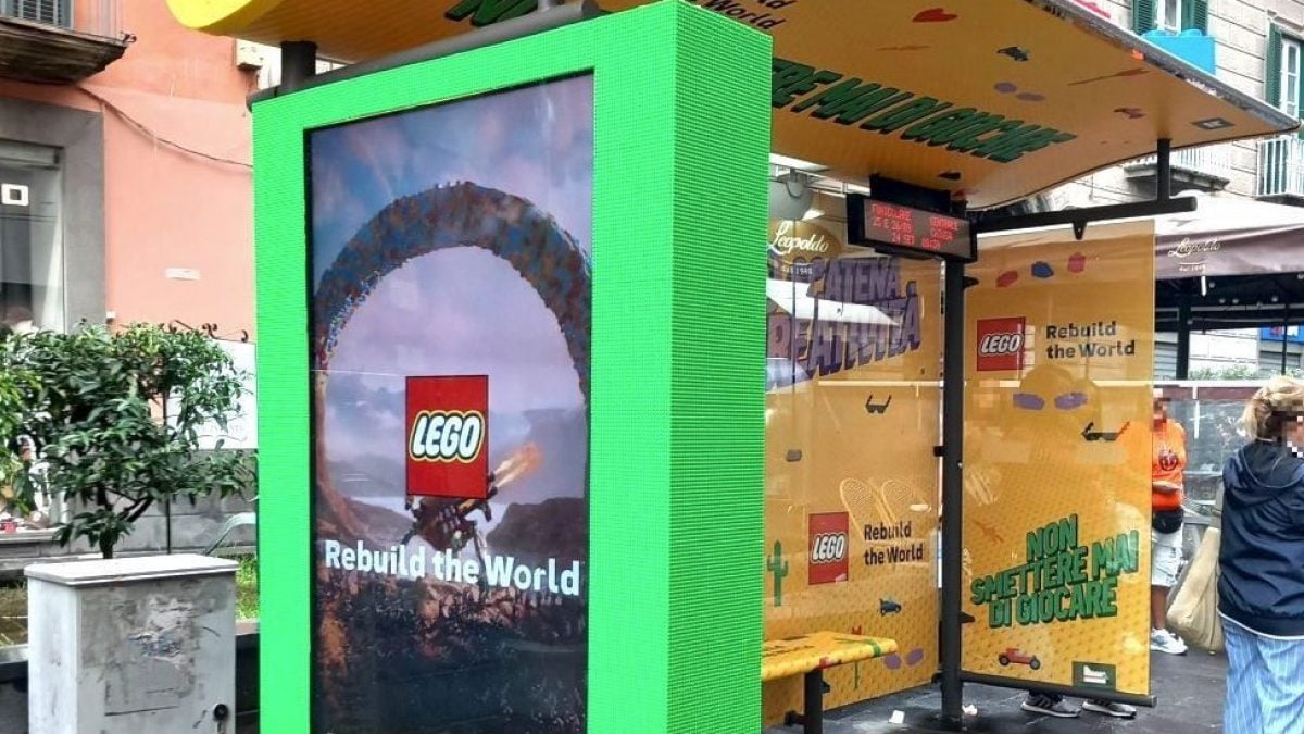 Pensilina del bus targata Lego a Napoli