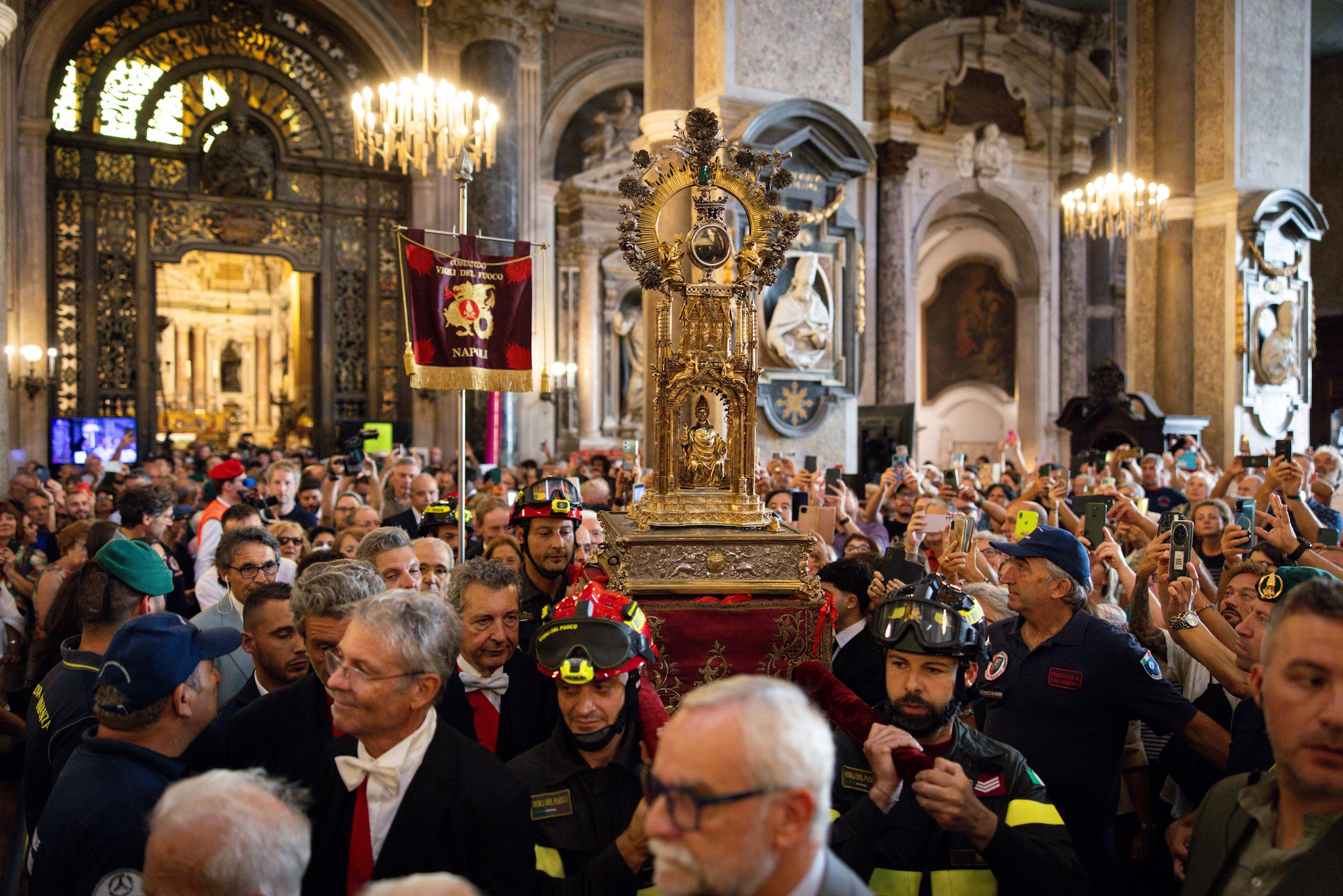 L’uscita delle reliquie dal Duomo