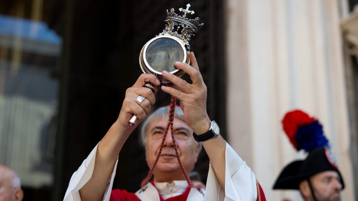 Il momento in cui il vescovo di Napoli Battaglia mostra il sangue liquefatto nell’ampolla delle reliquie di San Gennaro, sul sagrato del Duomo