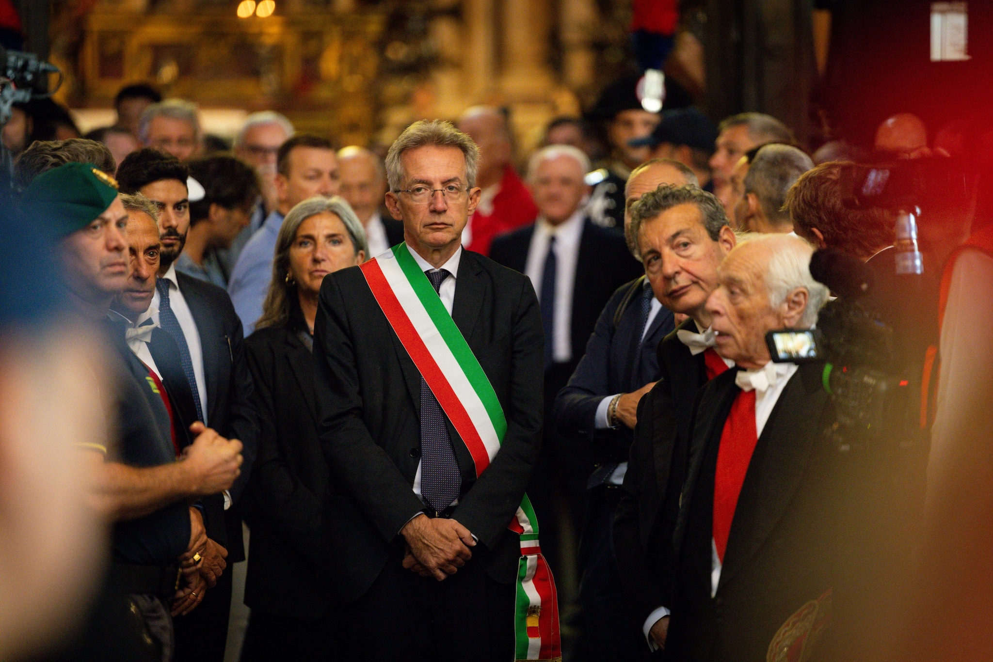 Il sindaco di Napoli Gaetano Manfredi nel Duomo. Sullo sfondo il governatore uscente De Luca