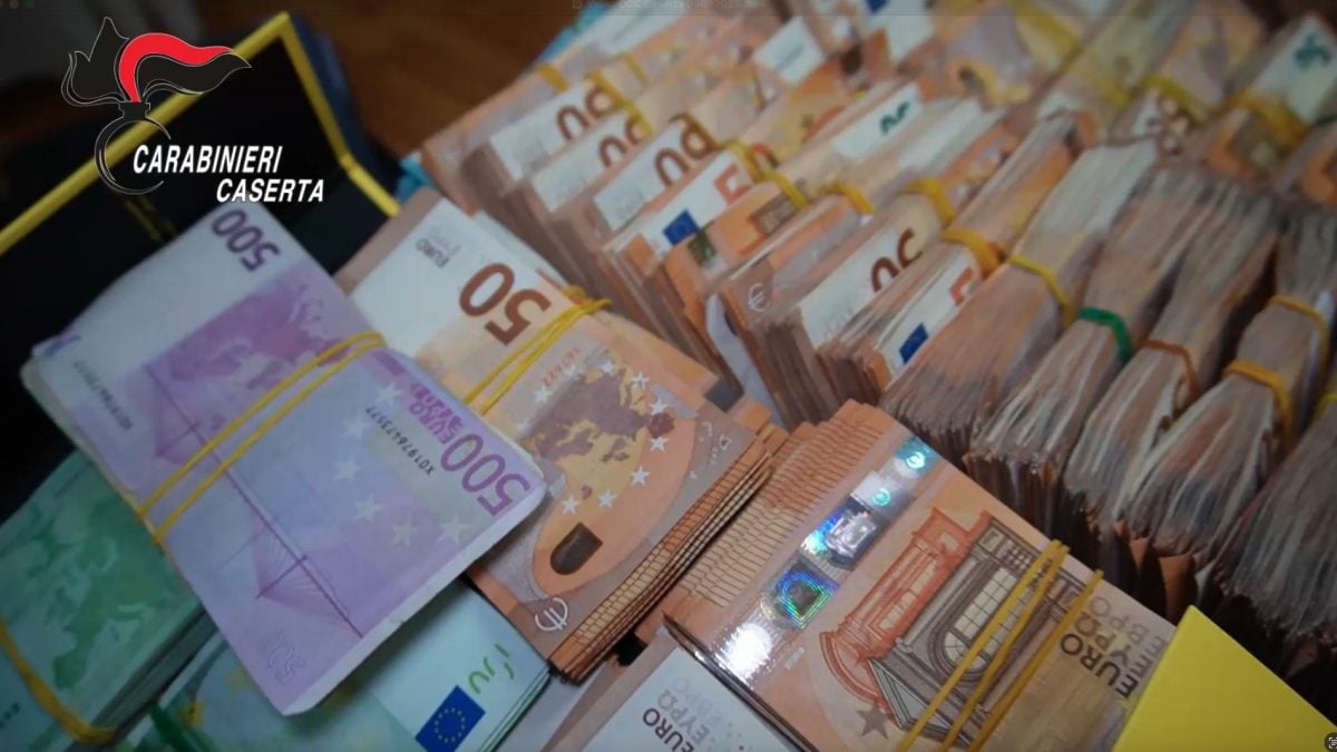 I soldi sequestrati dai carabinieri