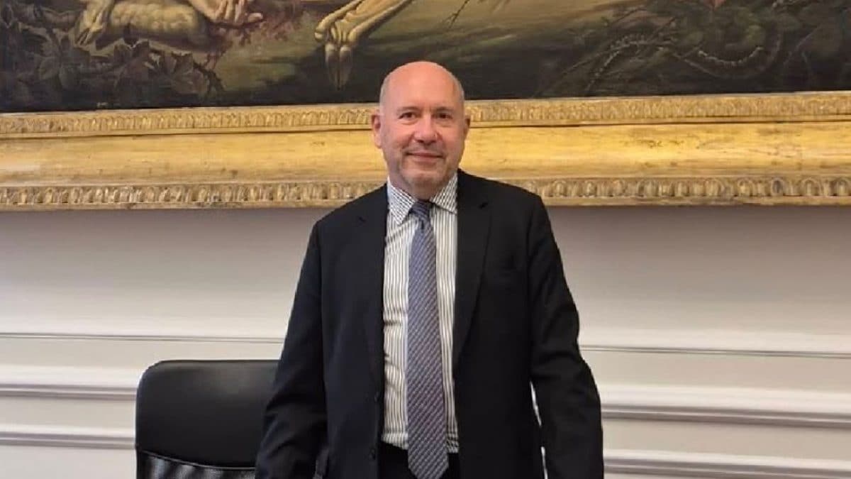 Fulvio Macciardi nell’ufficio del Sovrintendente del Teatro San Carlo