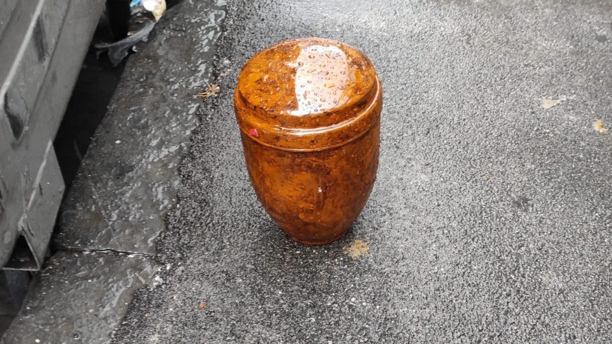 L’urna ritrovata in strada dalla Polizia Locale