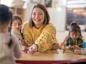 Scuole d&#8217;infanzia, asili e sostegno a Napoli, il Comune assume maestre: aperte le domande 2025-&#8217;26