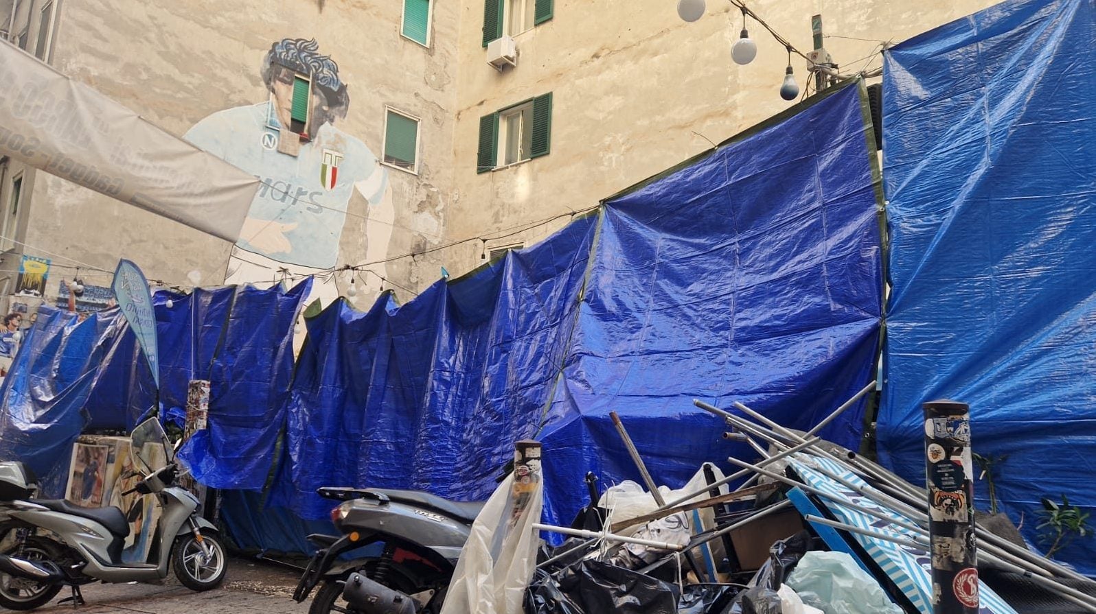 I teli blu alzati per protesta dai commercianti
