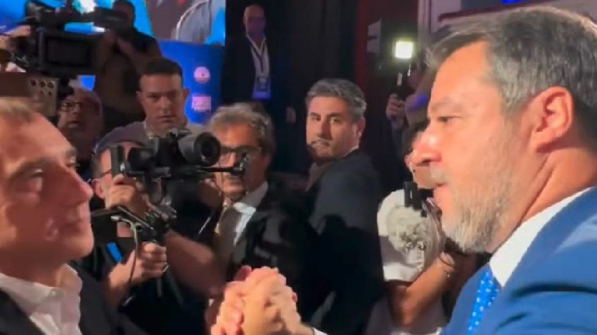 Matteo Salvini (a destra) al Teatro Sannazaro di Napoli