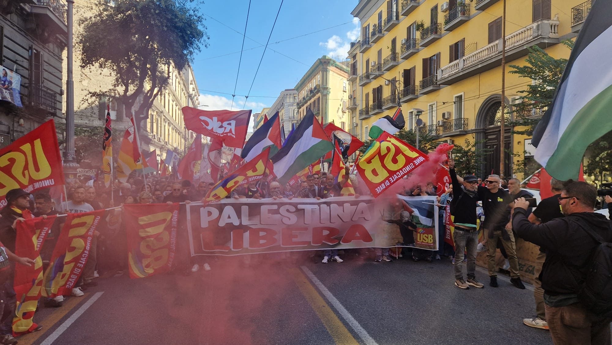La manifestazione sul corso Umberto I. Foto Peppe Pace / Fanpage.it