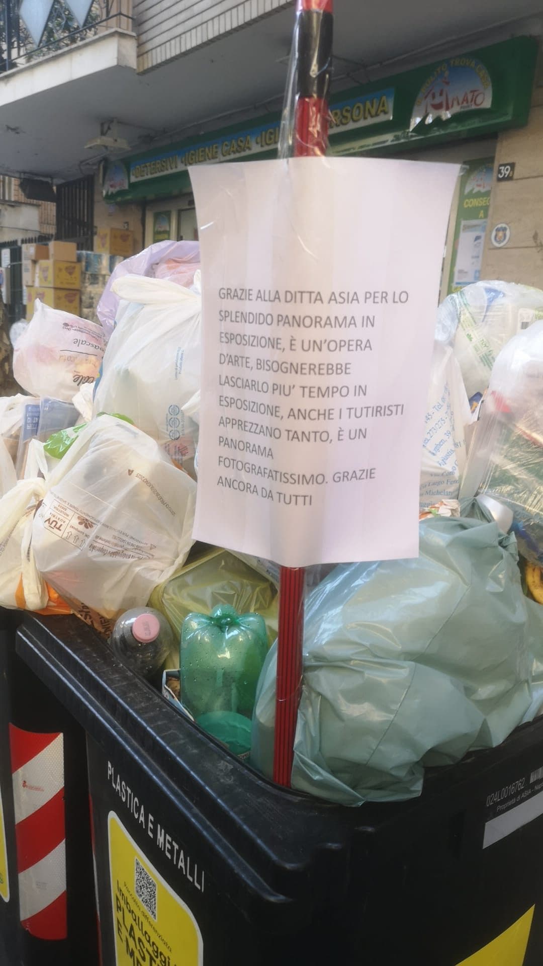 Il cartello sui rifiuti al Vomero