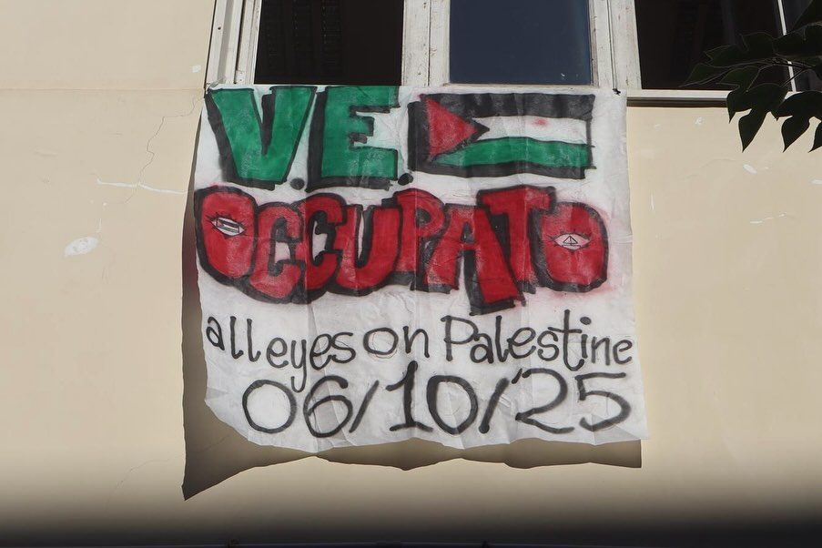 Lo striscione sulla sede di via San Sebastiano del liceo Vittorio Emanuele II