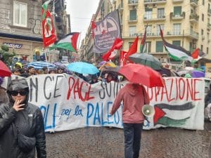 La pioggia non ferma il corteo pro Palestina di Napoli: &#8220;Via il ministro israeliano da qui&#8221;