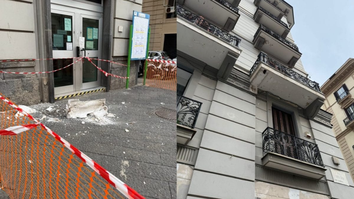 Il pezzo di balcone crollato in via Santa Lucia (Foto: Fanpage.it)