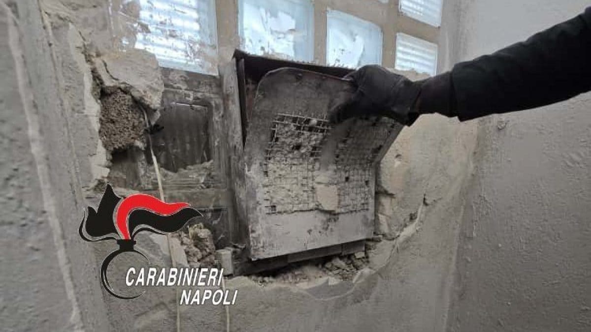 Il nascondiglio della droga trovato dai carabinieri nel "Bronx" di Caivano (Napoli)