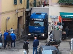 camion-incastrato-marano-2025-10-23-alle-13-1761218636691-300x225.jpg