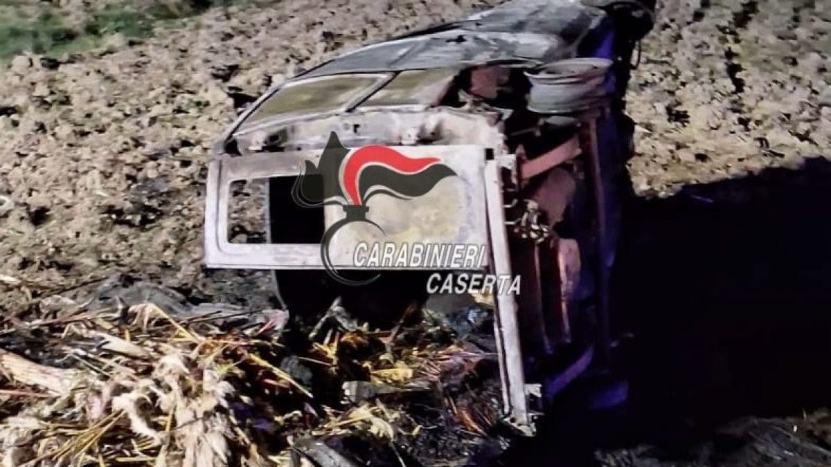 Il furgone dei malviventi, incendiato dopo l’incidente