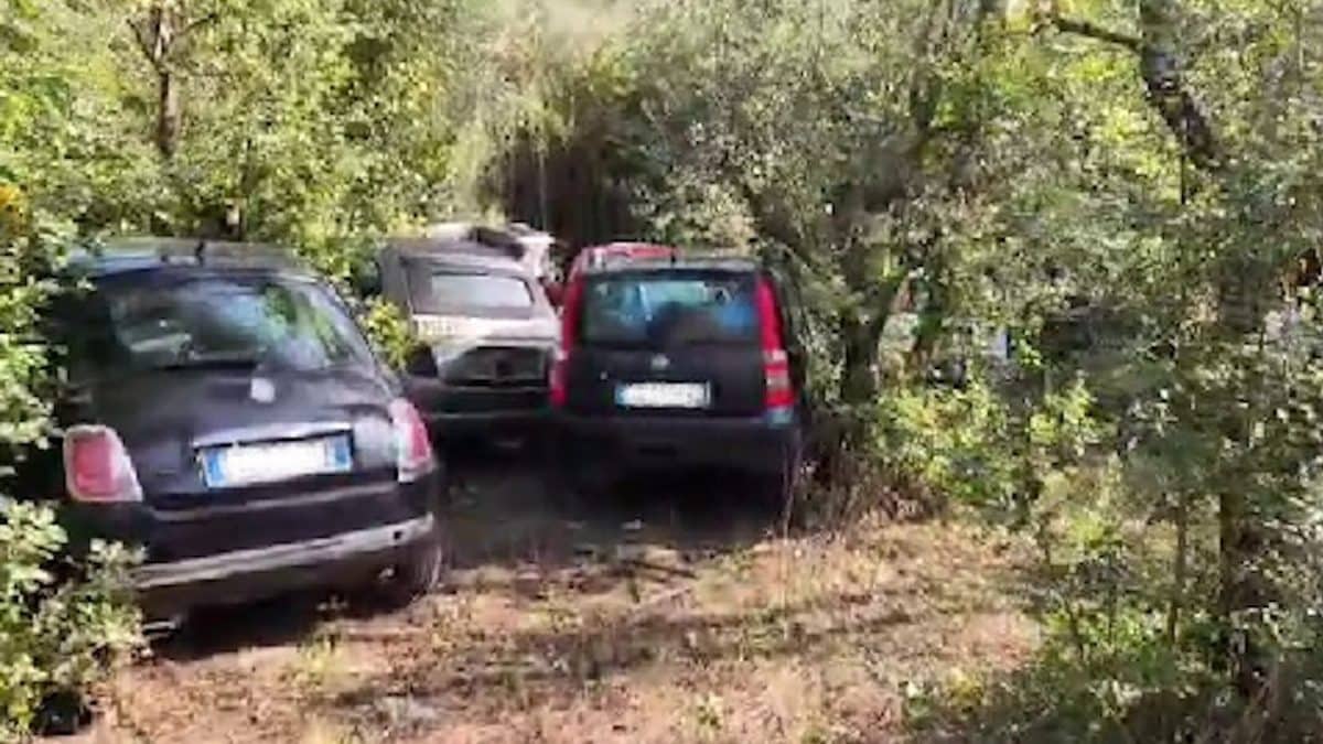 Le auto rinvenute a Castel Volturno (Caserta)