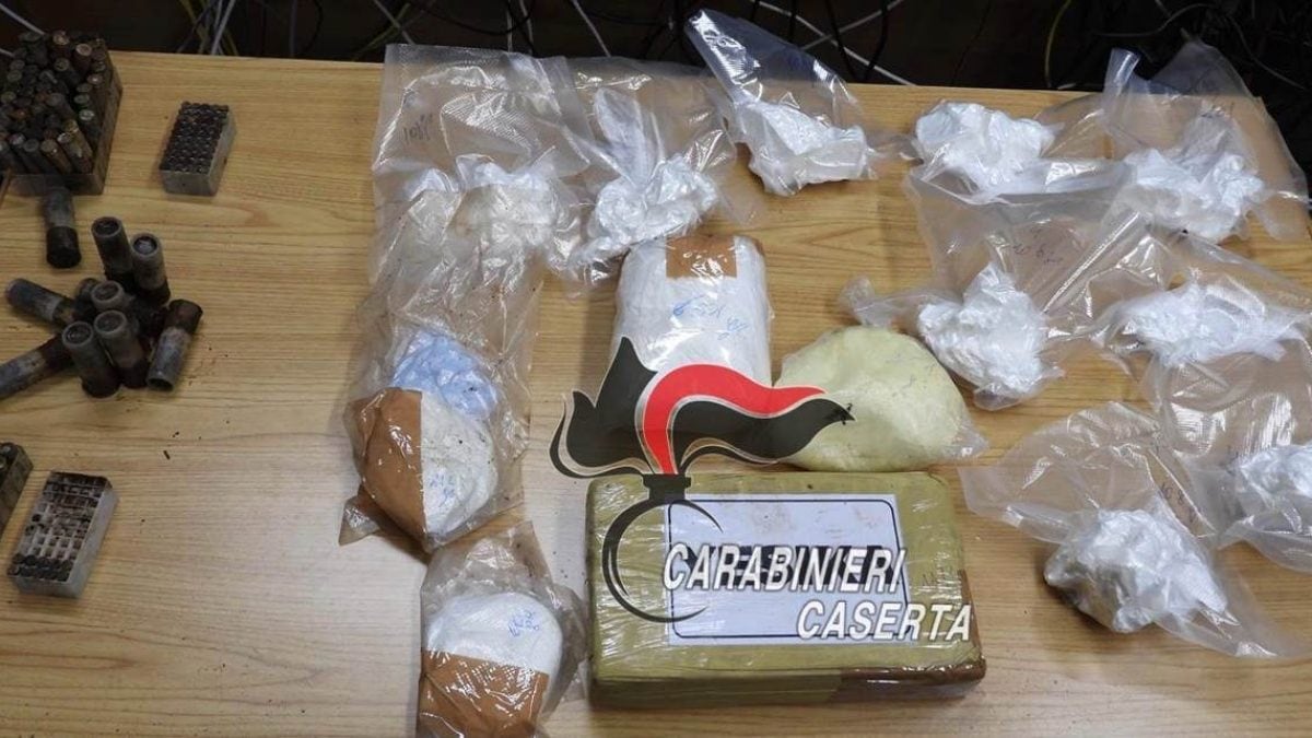 La droga e le munizioni rinvenute a Castel Volturno (Caserta)