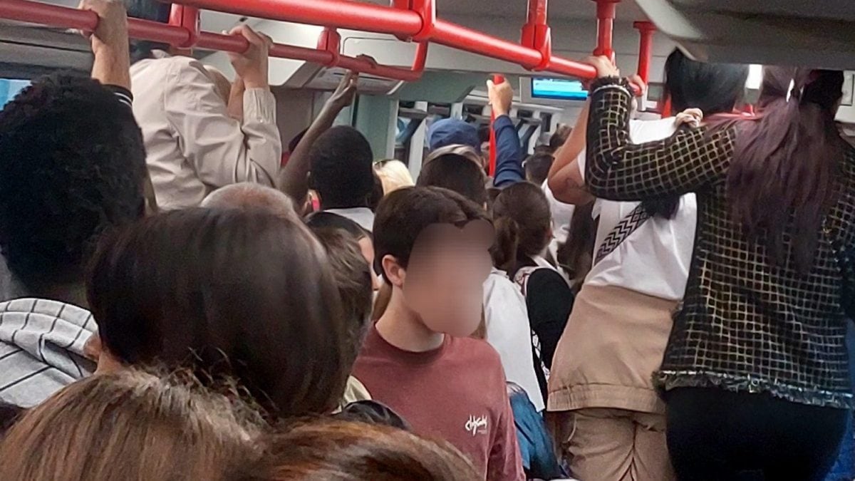 Il treno della Circumvesuviana affollato (Foto: Circumvesuviana. Guida alle soppressioni e ai misteri irrisolti)