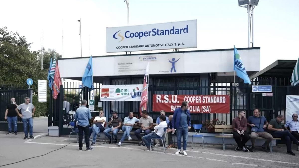 Il presidio davanti alla Cooper Standard di Battipaglia