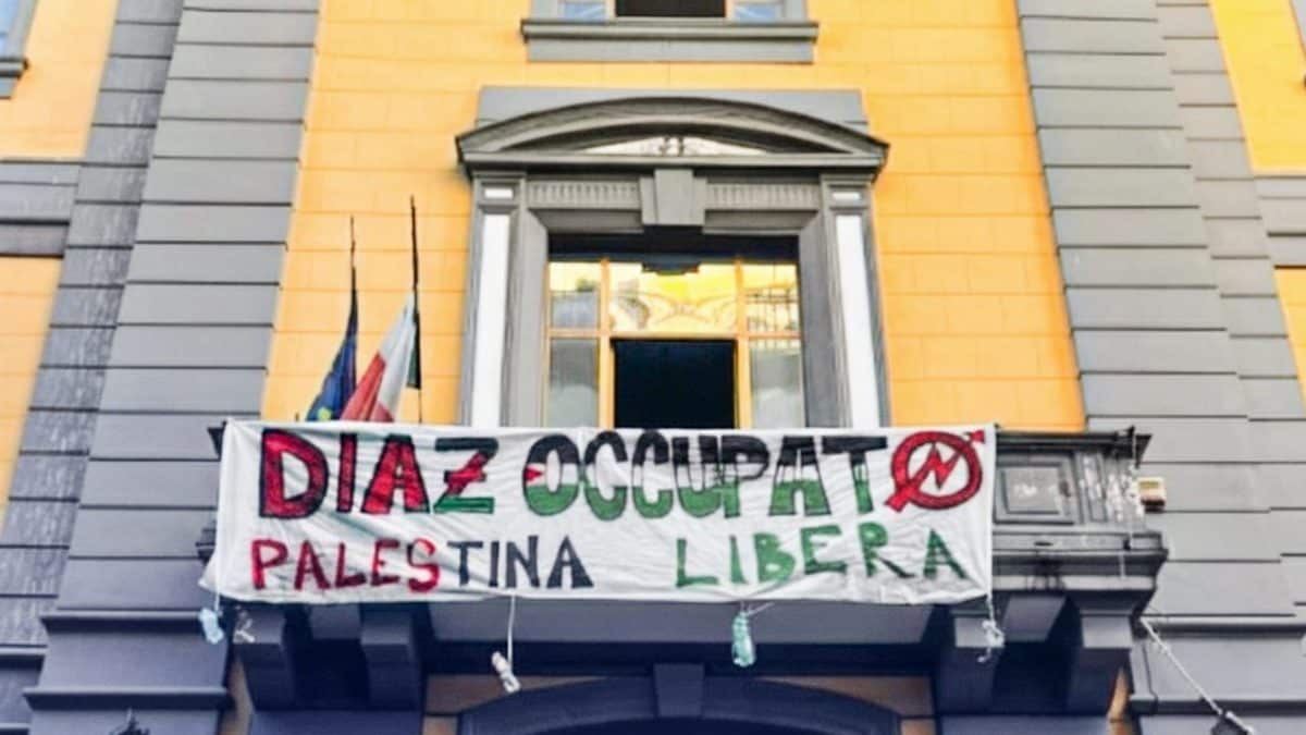 La scuola "Diaz" di Napoli occupata