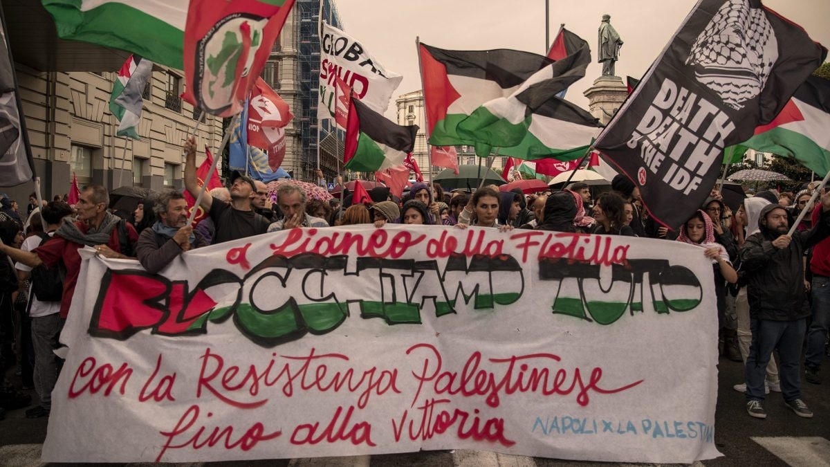 La manifestazione di ieri in piazza Mancini /corso Umberto