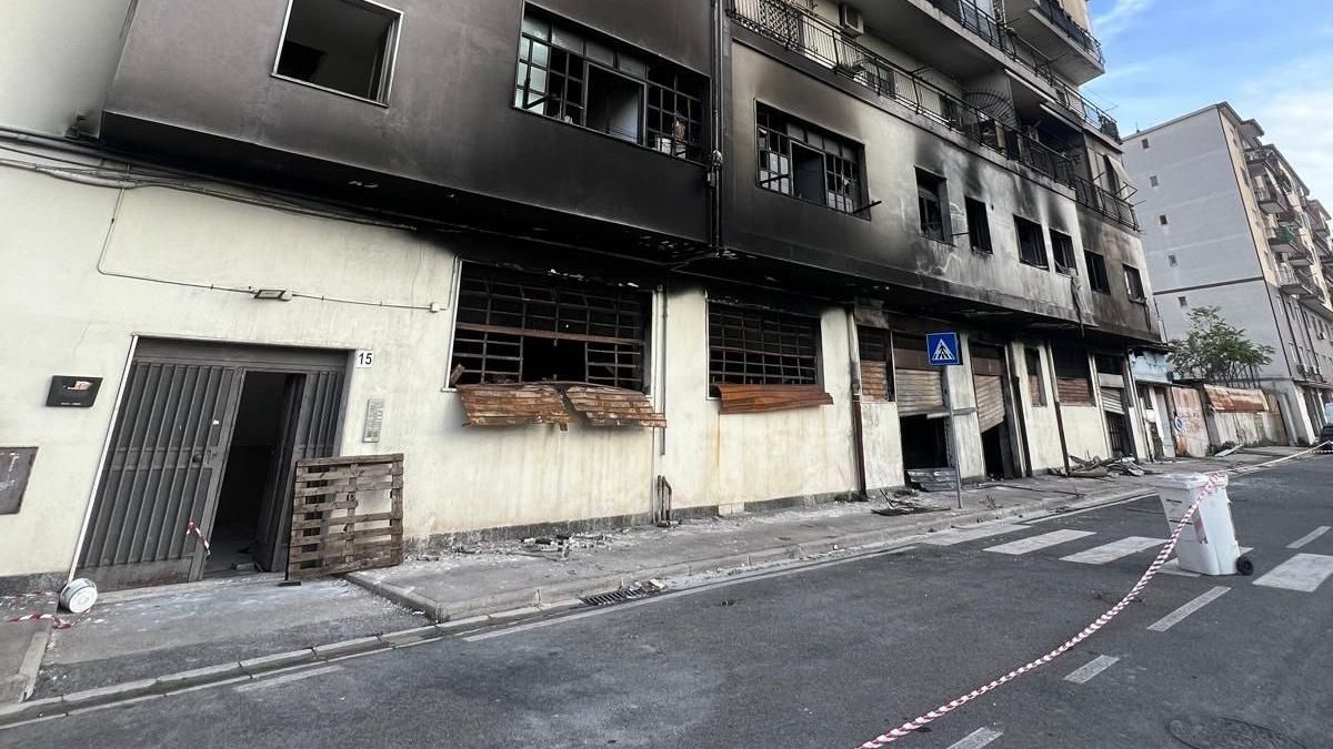 Il deposito incendiato in via Santa Maria di Costantinopoli delle Mosche a Gianturco