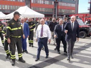 gratteri-prefetto-vigili-fuoco-2025-10-11-alle-11-1760287930602-300x225.jpg
