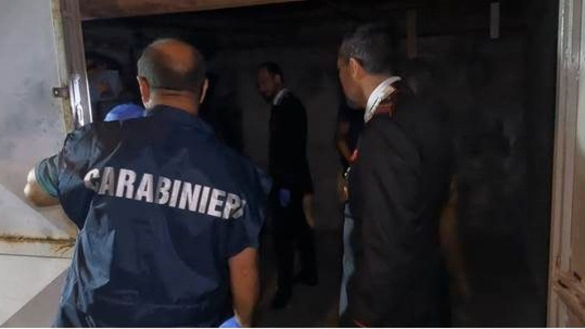 I controlli dei carabinieri nel ristorante di Maddaloni (Caserta)
