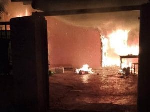 Litiga con la moglie e dà fuoco alla casa: l&#8217;abitazione completamente distrutta