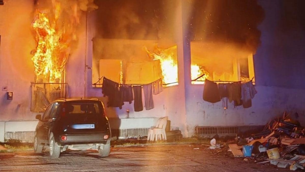 L’incendio nell’abitazione del rione Gescal di Nola (Napoli)