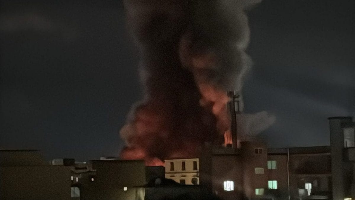 L’incendio in via Argine, quartiere Ponticelli, a Napoli