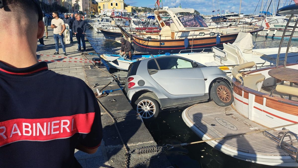 L’auto finita in mare al porto di Procida (Foto: Tg Procida)