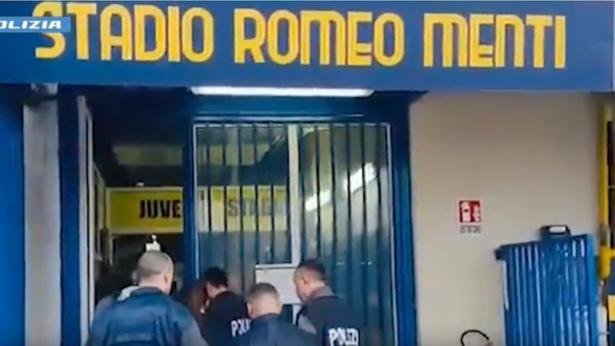 La Polizia di Stato nello stadio Romeo Menti della Juve Stabia, a Castellammare