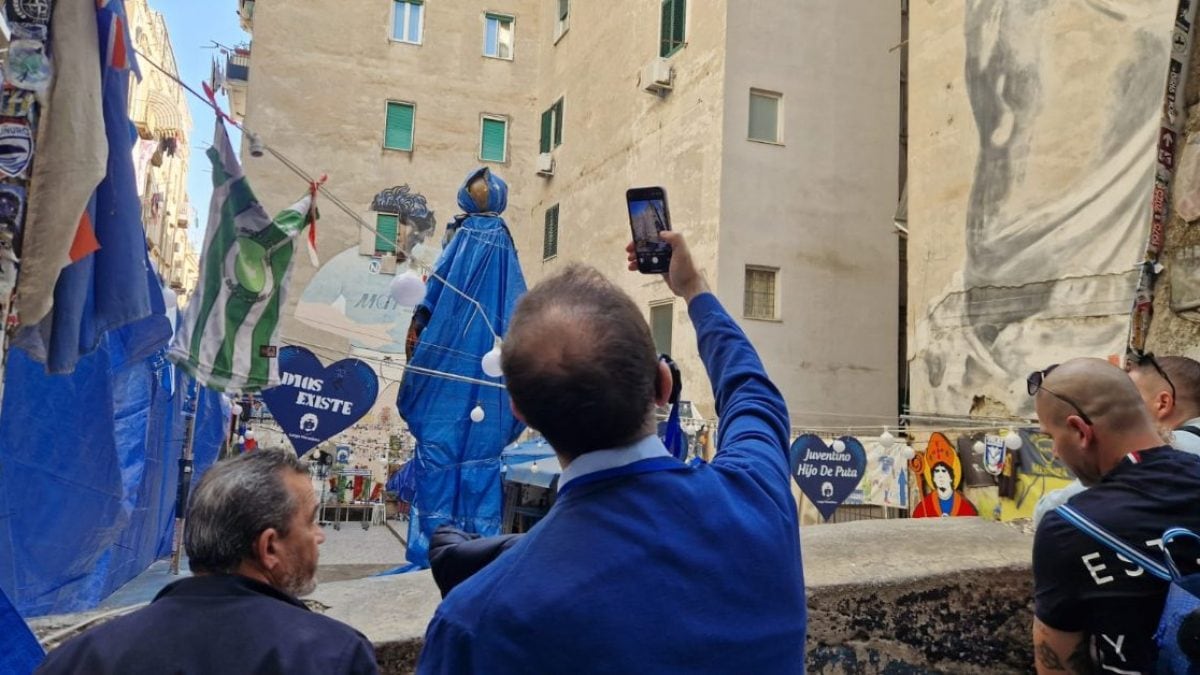 Il murales di Maradona di nuovo visibile a Napoli (foto di Fanpage.it)